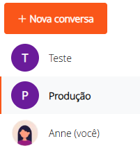 Lista de conversas com uma pessoa com foto e outra com iniciais coloridas